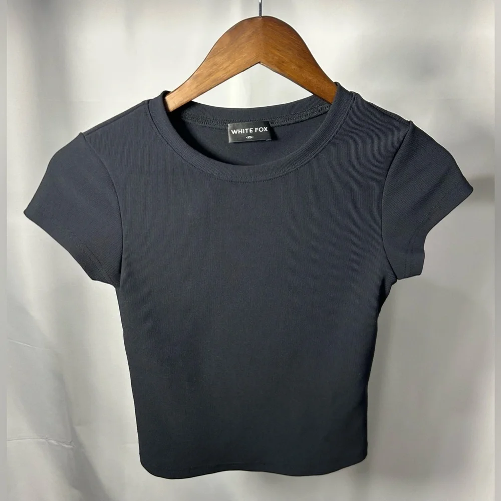 White Fox- Black Cropped Tee Sz XS - Picture 1 of 5